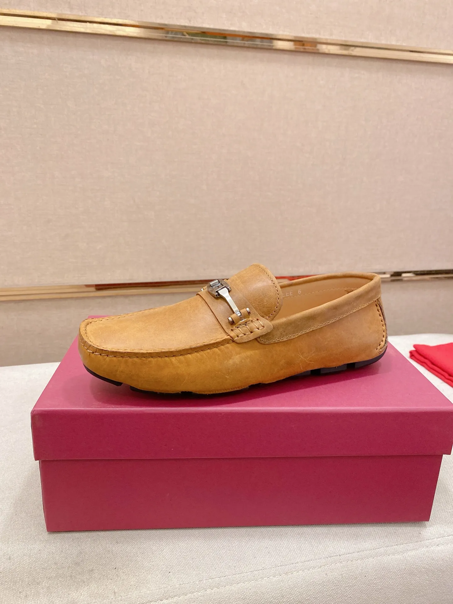 Factory price: 540💰High-end quality! Ferragamo🆕🆕Exclusive hot-selling products in stock🔥🔥New products on the shelves, high-quality Ferragamo men's pea shoes, high-end casual driving shoes, with complete packaging! 💪 💪 Material: imported first-layer cowhide 🐂 + imported high-quality water-dyed cowhide lining + wear-resistant outsole 👍🏻👍🏻 Features: high-end and comfortable, purely handmade 🚀 🚀 Create the perfect shoe that suits you best 🔥 🔥 Size: (38-44) 45 standard size can be customized!